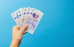 Person holding several £20 notes