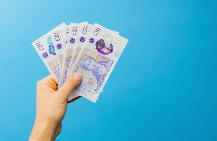 Person holding several £20 notes