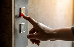 Lift to Series 1 Dragons' Den